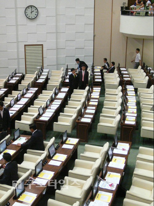 지난 13일 제8대 시의회 개회식이 열렸다. 개회시각인 오후 2시가 되었지만, 많은 의원들이 자리를 비워 미처 열리지 못하고 있다.