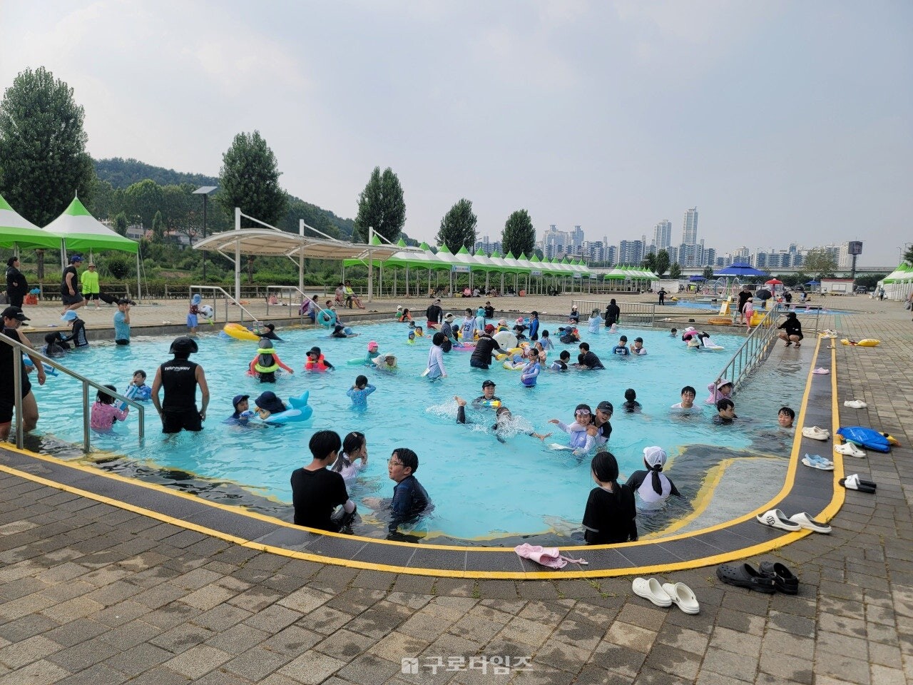 구로구에 소재한 안양천 물놀이장이 오는 7월8일부터 본격 개장한다. 오전10시부터 오후6시까지 운영된다.