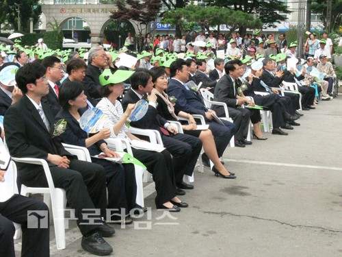 취임식에 참석한 지역 정관계 인사들.