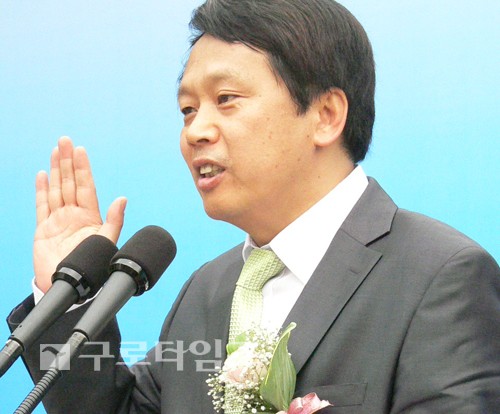 취임선서를 하고 있는 이성 신임 구로구청장.