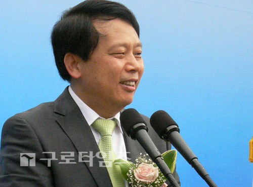 취임사를 하면서 웃는 이성 신임 구로구청장.
