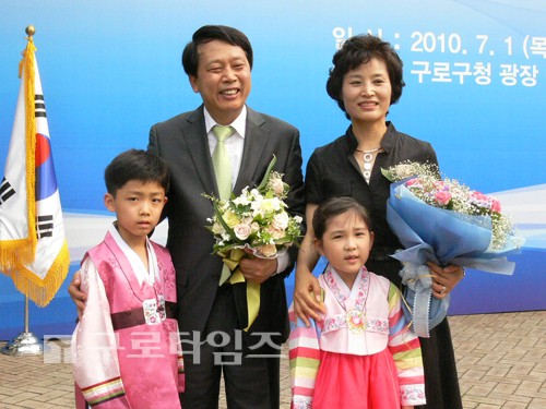취임사 후 화동들에게 꽃다발을 선사받고 활짝 웃고 있는 이성 신임 구로구청장 부부.