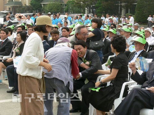 취임식을 마친 후 주민들의 인사를 받고 있는 이성 신임 구로구청장.