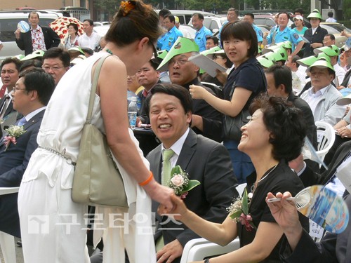 취임식을 마친 후 주민들의 인사를 받고 있는 이성 신임 구로구청장.