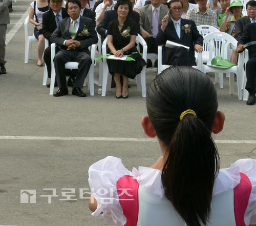 한 어린이가 이성 신임 구로구청장의 애창곡인 ‘섬’을 구청장 앞에서 열창하고 있다.
