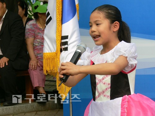 한 어린이가 이성 신임 구로구청장의 애창곡인 ‘섬’을 구청장 앞에서 열창하고 있다.