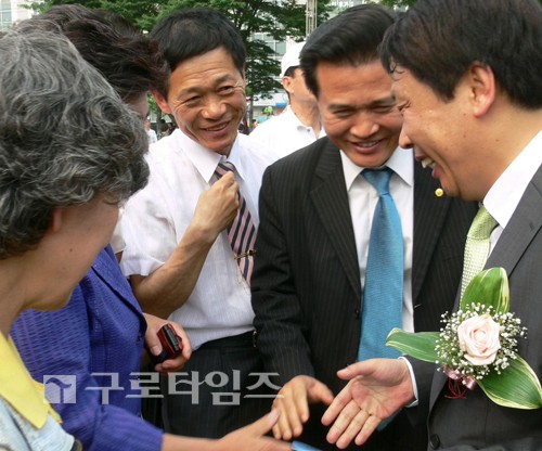 취임식을 마친 후 주민들의 인사를 받고 있는 이성 신임 구로구청장.
