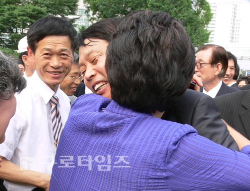 취임식을 마친 후 주민들의 인사를 받고 있는 이성 신임 구로구청장.