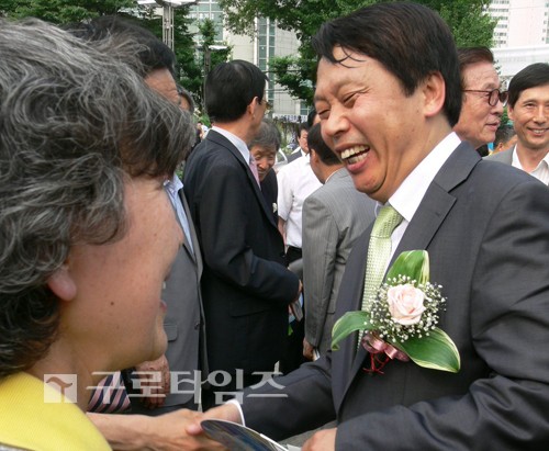 취임식을 마친 후 주민들의 인사를 받고 있는 이성 신임 구로구청장.