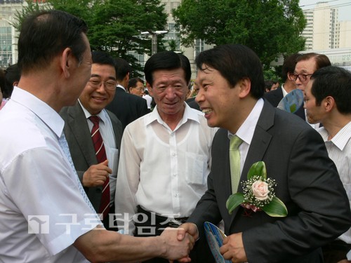 취임식을 마친 후 주민들의 인사를 받고 있는 이성 신임 구로구청장.