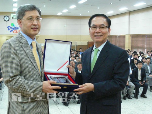 양대웅 전 구로구청장은 이날 직원들로부터 감사패를 전달받았다. 왼쪽은 노수만 부구청장.