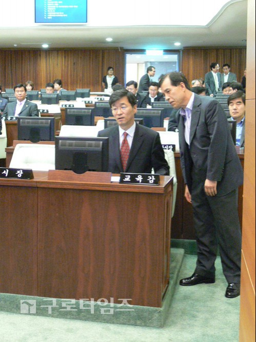 곽노현 서울시교육감이 서울시의회에 참석해 관계 공무원과 담소를 나누고 있다.