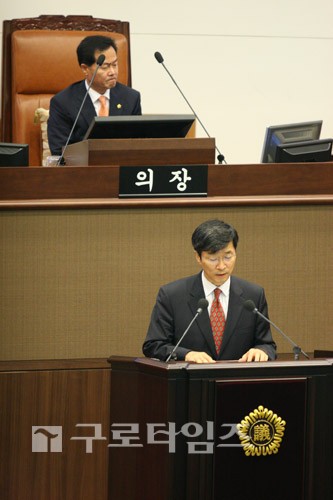 곽노현 서울시교육감이 축사를 하고 있다. 뒤쪽이 이날 오전 의장으로 선출된 허광태 서울시의장.