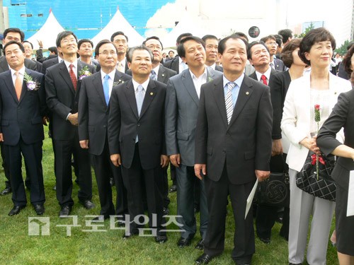 U-신문고 비전선포식에 이성 구로구청장도 함께 했다. 정승우 시의원과 서울시민들이 말하는 ‘서울시의회에 바란다’ 영상을 보고 있다.