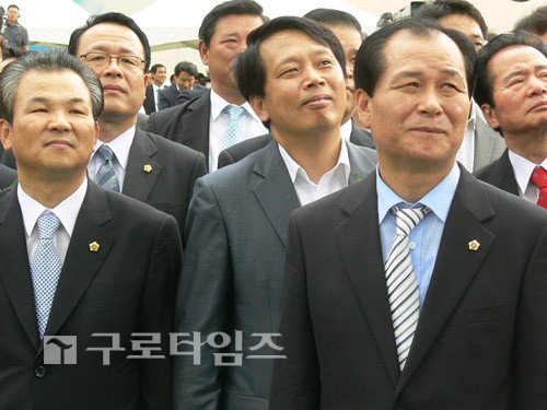 U-신문고 비전선포식에 이성 구로구청장도 함께 했다. 정승우 시의원과 서울시민들이 말하는 ‘서울시의회에 바란다’ 영상을 보고 있다.