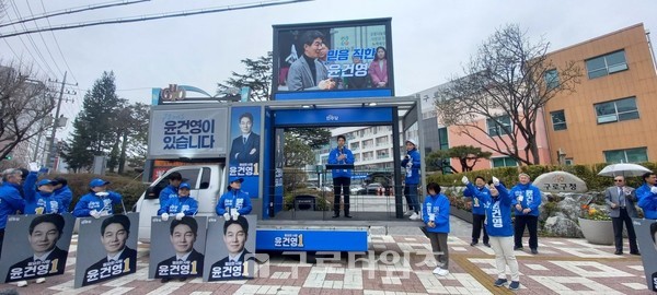 윤건영 더불어민주당 후보는 지난 28일(목) 낮12시10분 구로구청 사거리에서 출정식을 갖고, 본격적인 선거운동에 돌입했다.