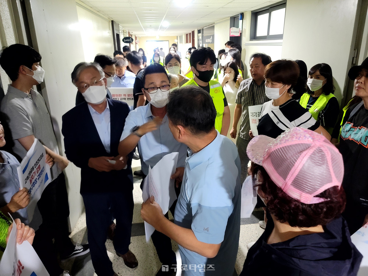 고척근린공원 인조잔디 축구장 조성에 반대하는 주민대표단과 고척동 주민 20여명은 지난달 28일(수)오후 구로구청을 찾아 문헌일 구청장과의 면담을 요구했으나 이루어지지 못했다. 주민들은 밤 9시경 추후 구청장과의 면담 일정을 잡아 전해주겠다는 약속을 받고서야 구청사를 나섰다.
