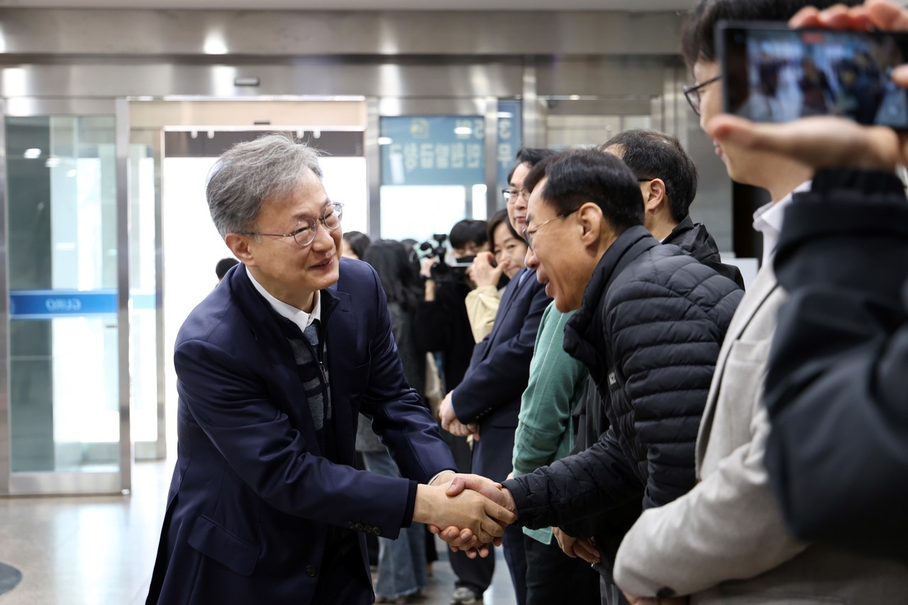 구로구청장 임기가 바로 시작된 선거다음날인 3일(목)아침 출근길. 직원들과 인사를 나누고 있는 장인홍 구청장. 