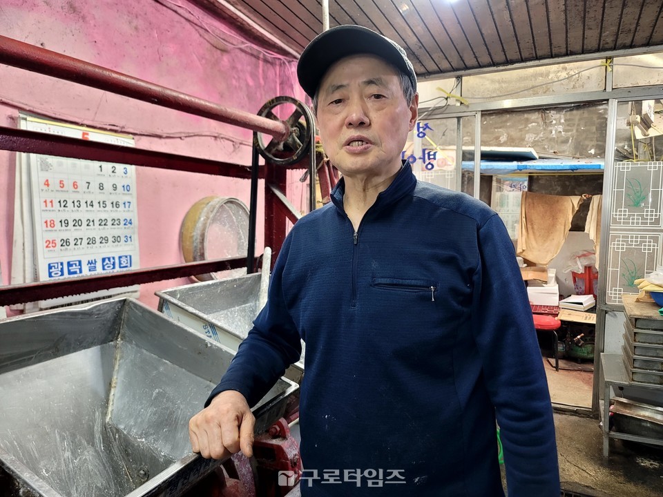 지역의 구청도 정치인도 해결 못하고 사기 불법지분쪼개기등으로 범벅된 시장정비사업을 강행하며 20년째 방치해둔 오류시장문제는 대한민국 전통시장관련 법과 정책, 행정의 총체적 '구멍'이라며 이제 지역서민의 생활중심인 전통시장에 대한 진정한 관심을 갖고 있는 대통령후보가 나서 근본적인 개선방안과 대책을 마련할 때라고 말하는 오류1동 주민이자 상인인 김영동 오류시장 상인회장(성원떡방앗간).