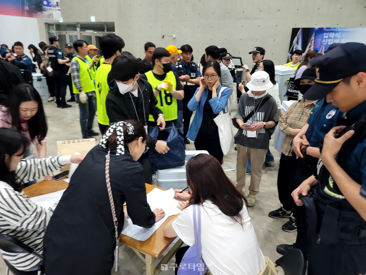 지난 3일 밤8시 제21대대통령선거 투표가 끝난 후 개표를 위해 이동 된 투표함들을 개표소로비에서 투표관리관들이 등록하고 있다.