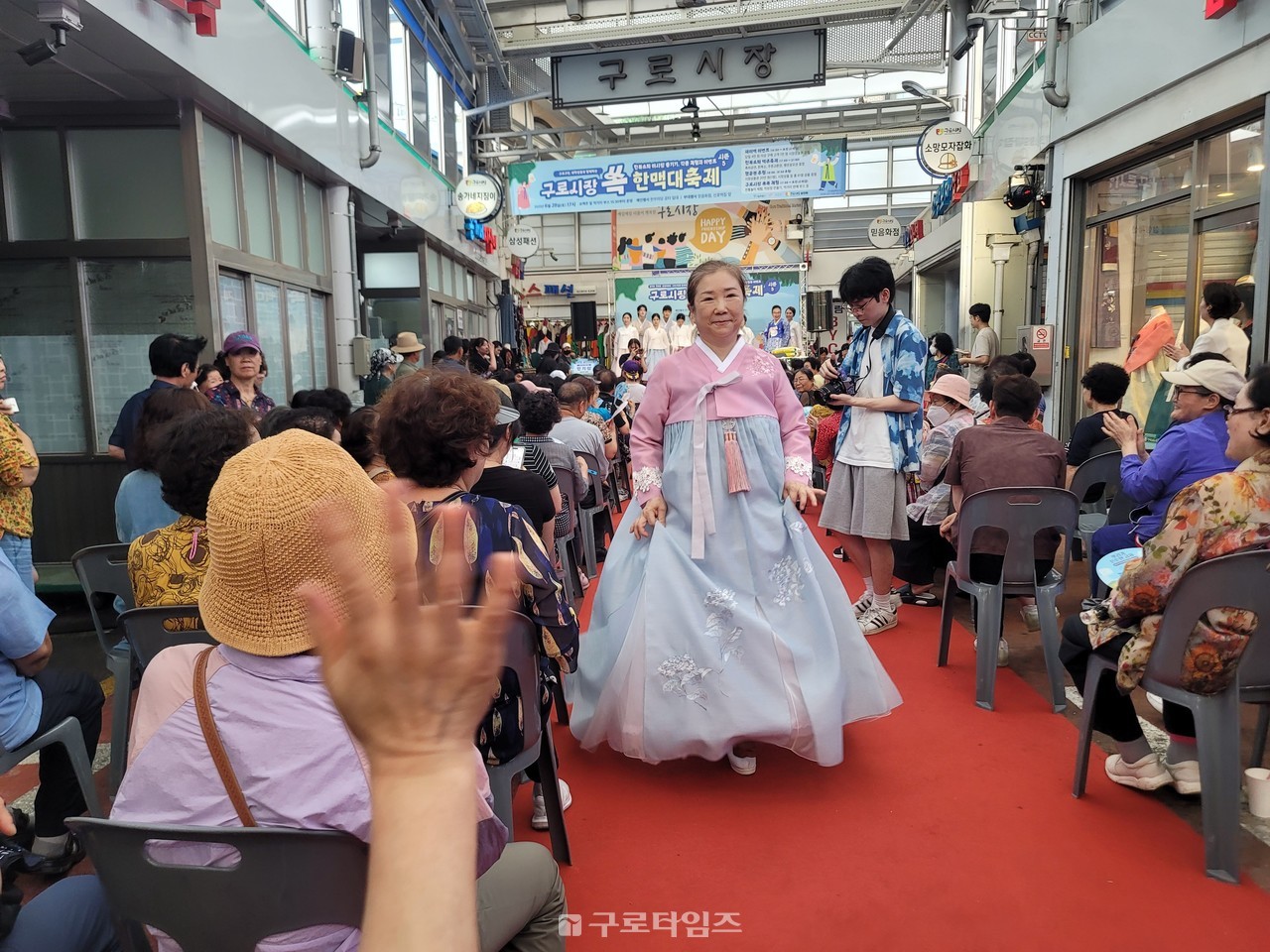 런웨이중 걸찍한  몸동작으로 관중석에 웃음을 선사한 일반주민 모델. 인기상을 수상했다.
