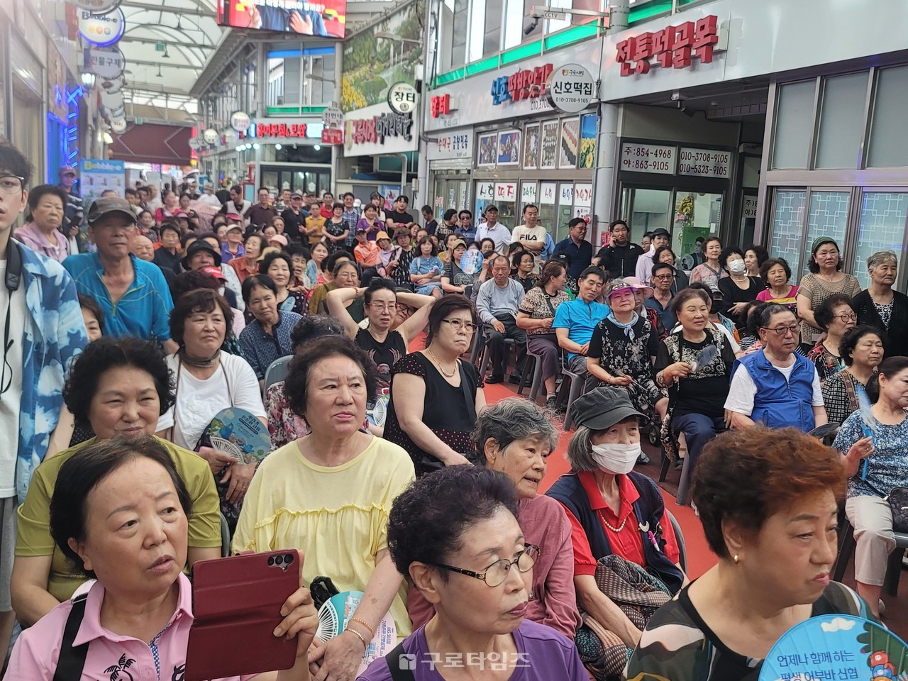 이날 한복모델 도전행사에는 300여명의 주민들이 몰려 모델들의 런웨이에 박수를 보내며    끝까지 흥미롭게 지켜봤다.