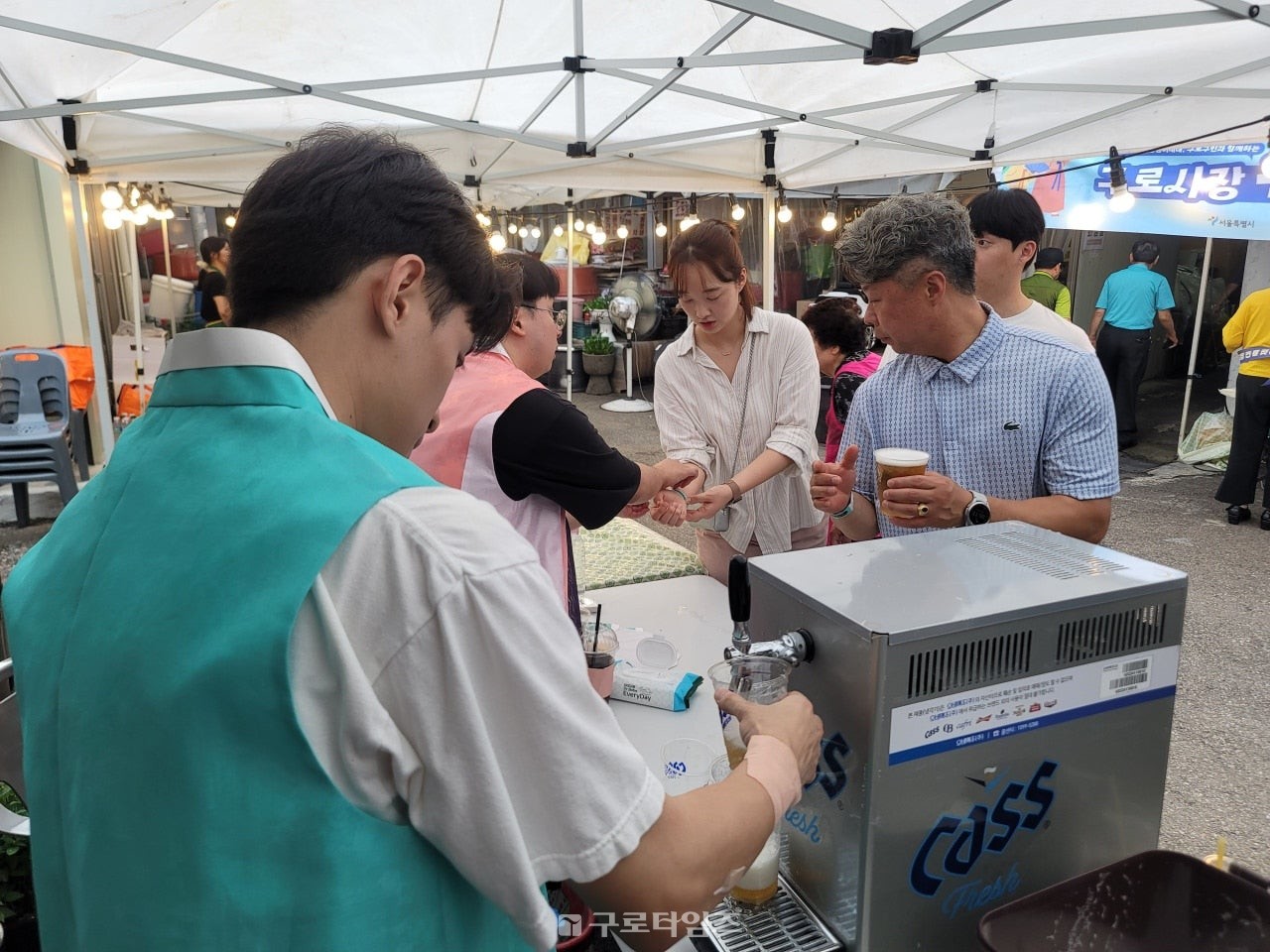 한복런웨이가 한창인 시각, 구로시장 광장에서는  한복을 입은 청년들의 '맥주손길'이 한창이고 