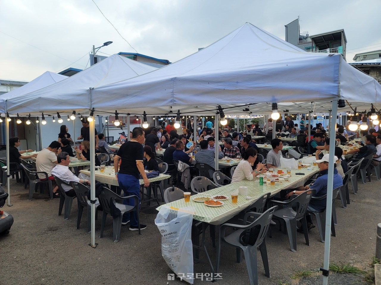 테이블마다 자리잡은 주민들의 시원한 맥주한잔에 웃음꽃  한창. 