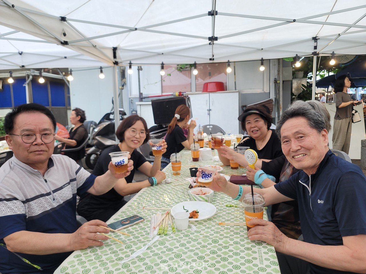동네 이웃 지인들과 찾은 한맥축제에서 맥주 한잔하며 기분좋은 주말오후를 즐기고 있는 주민들.