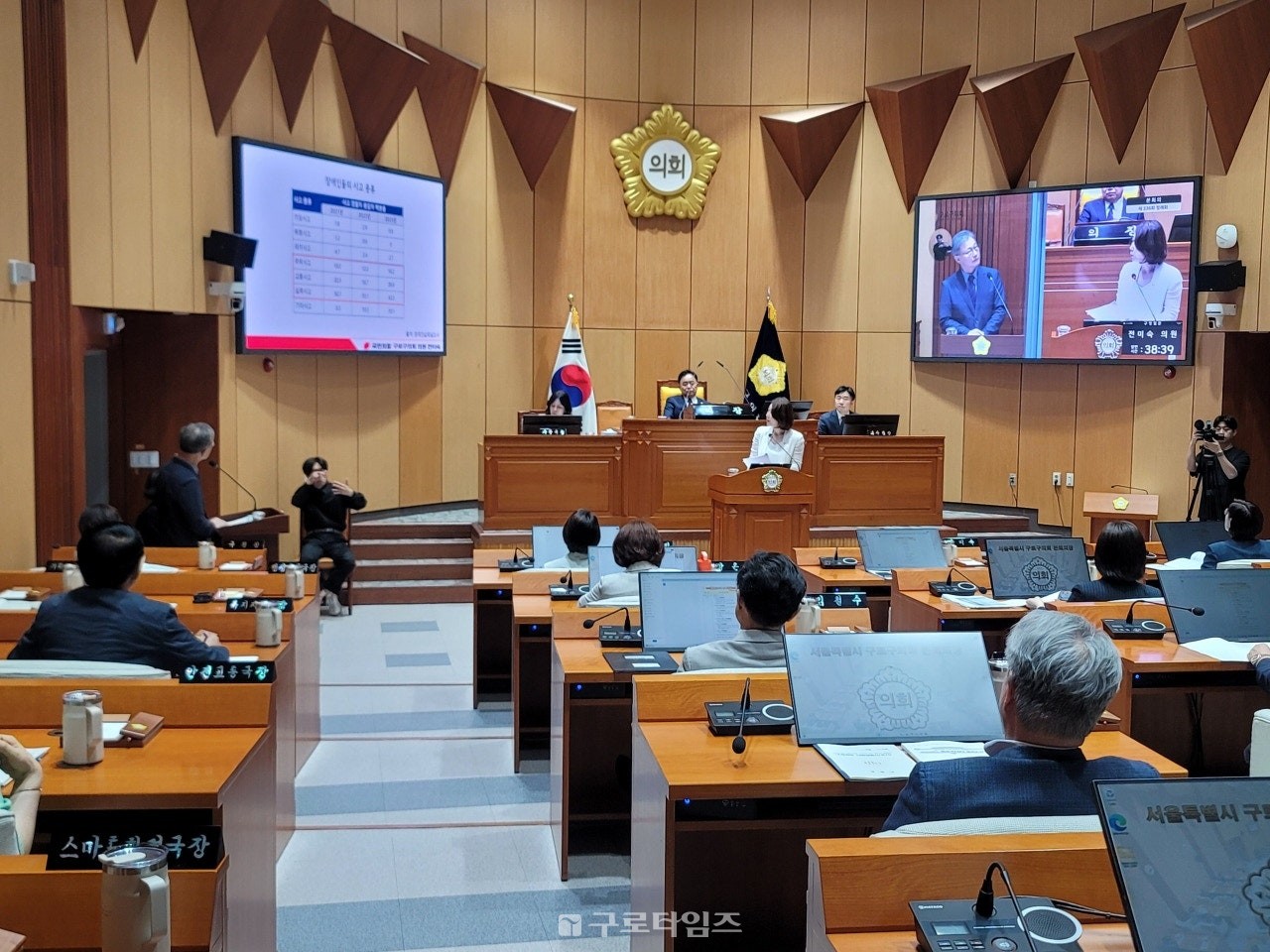 지난달 27일 오전 구로구의회 6층 본회의장 시책질의중, 전미숙 구의원(오른쪽)이 장인홍 구청장(왼쪽)에게 구로1과신도림유수지 활용방안, 행정사무감사중 공무원들의 불출석등과 관련한 질문을 하고 있다.