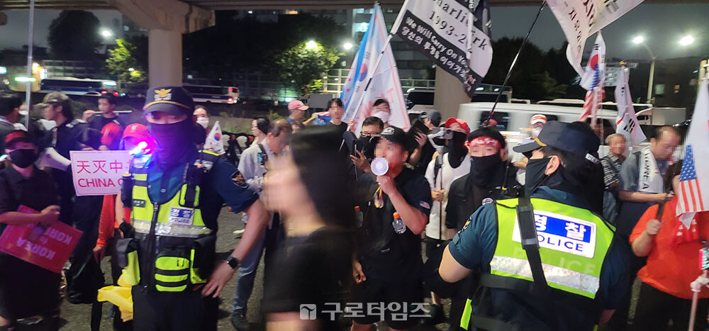오후 7시 전부터 서서히 모여든 참가자 80여명이 경찰이 정해놓은 도로 2차선 구역내에서 집회를 하고 있다.