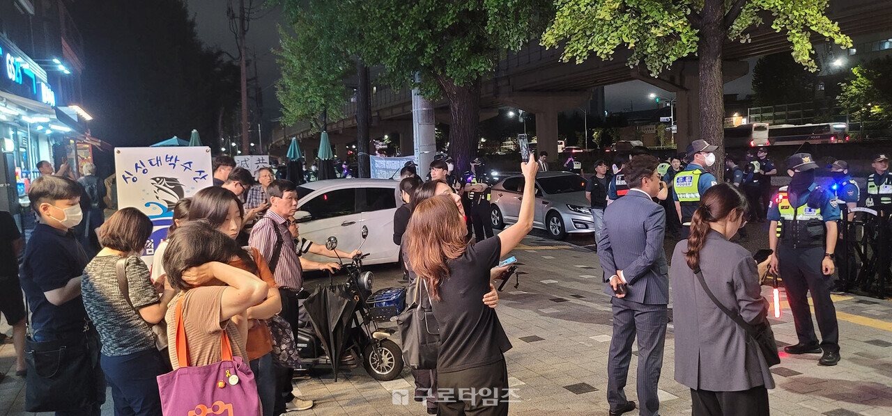 반중 집회가 열리고 있는 현장을 지켜보고 있는 시민들.