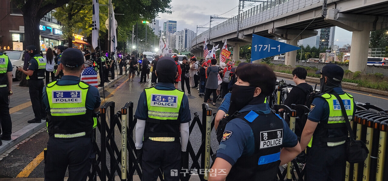 반중 집회 개최 30분전쯤 대림역 4번출구 상가앞 집회현장.