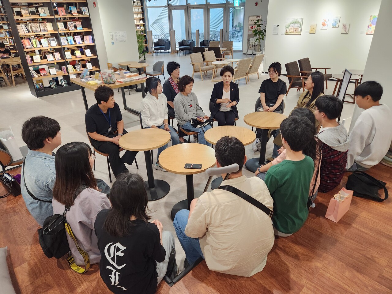 지난 23일 구로디지털단지를 방문한 구로구학교밖청소년지원센터 소속 청소년들이 지역대표 멘토로 참석한 노경숙 구의원과 간담회를 갖고 있다.