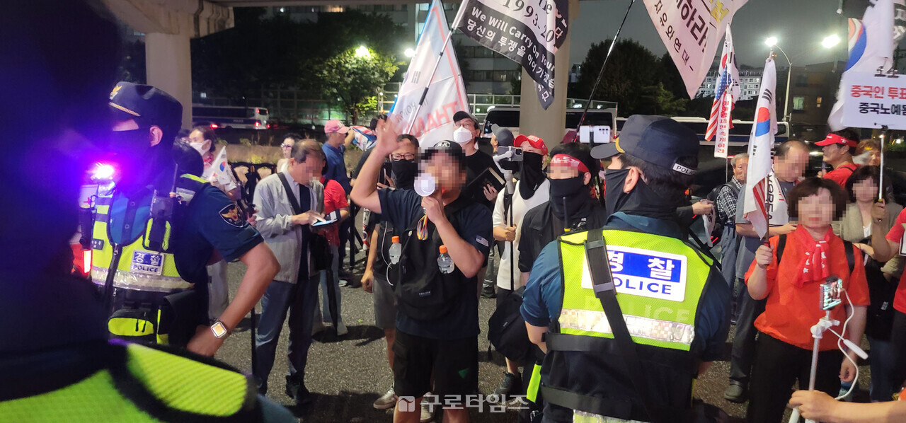 지난 9월17일(사진)에 이어 25일 저녁에도 구로구방향 대림역4번출구 앞에서 혐중집회가 또 열릴 것으로 알려지면서 구로지역의 중국교포단체 학교 시민단체 등이 기자회견을 갖기로하는 등 다각적인 대응에 나서고있다.