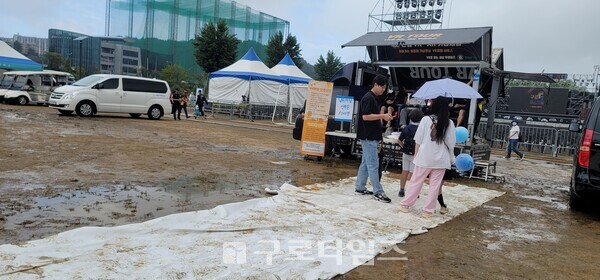 한 관계자는 기기 이용을 위해 물찬 흙땅위로 마대자루 두개를 임시로 깔아놓기도. 