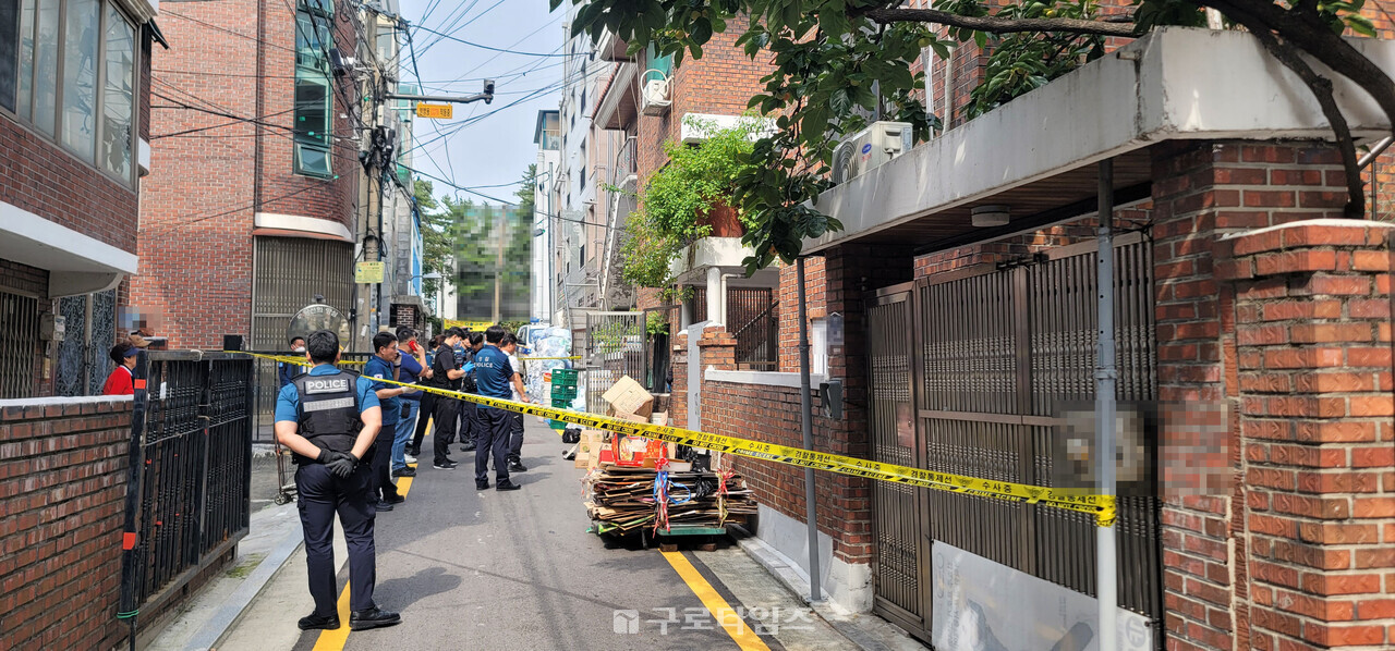 30일 오전 구로동 한 주택 마당 쓰레기더미속 검은 봉투속에서 백골상자와 유골함이 발견돼 경찰이 수사에 들어갔다.