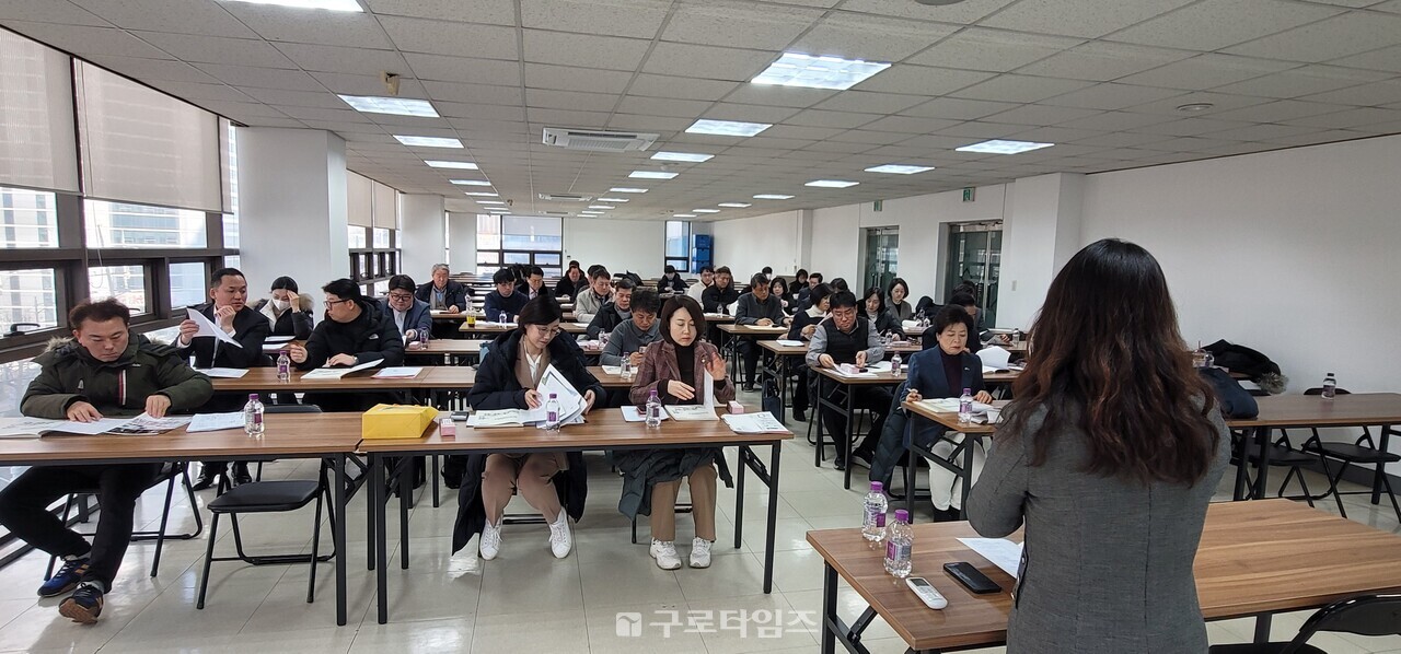 오늘 오후2시부터 진행되고 있는 6.3지방선거 구로구 예비후보자 입후보설명회장. 구청장부터 시의원, 구의원 선거에 출마할 의사를 가진 본인이나 선거사무관계자 약 40명이 참석해 구로구선관위측의 선거사무관련 설명을 듣고 있다.
