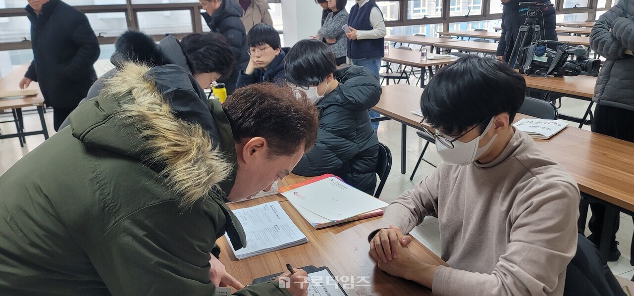 구로선관위 주관 6.3지방선거 구로구 예비후보자 입후보설명회 참석자가 방명록에 기록하고 있다.