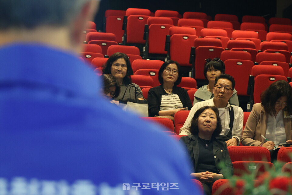 장인홍 후보의 설명을 듣는 방청석.  (사진 _최종호 객원기자)
