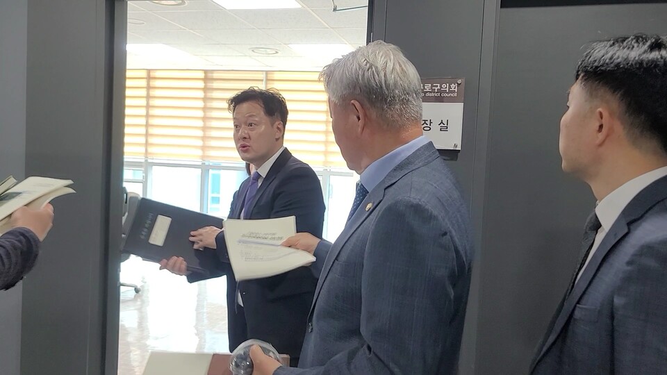 의장에 선출된후 의장실로 들어가는 김철수 신임의장.